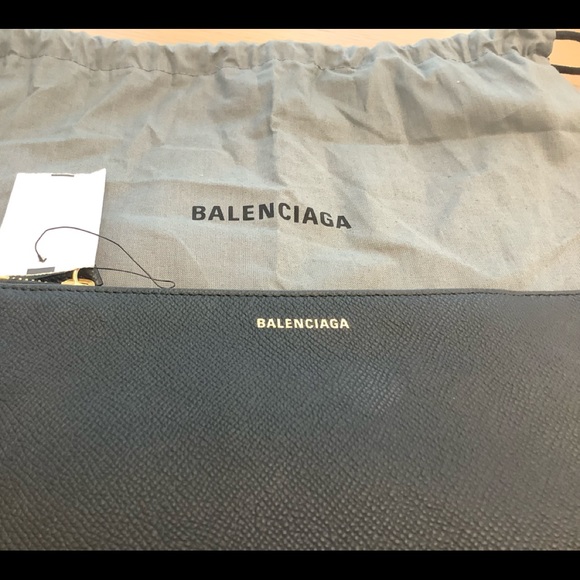 Brand new Balenciaga zippered bag. - Picture 3 of 4
